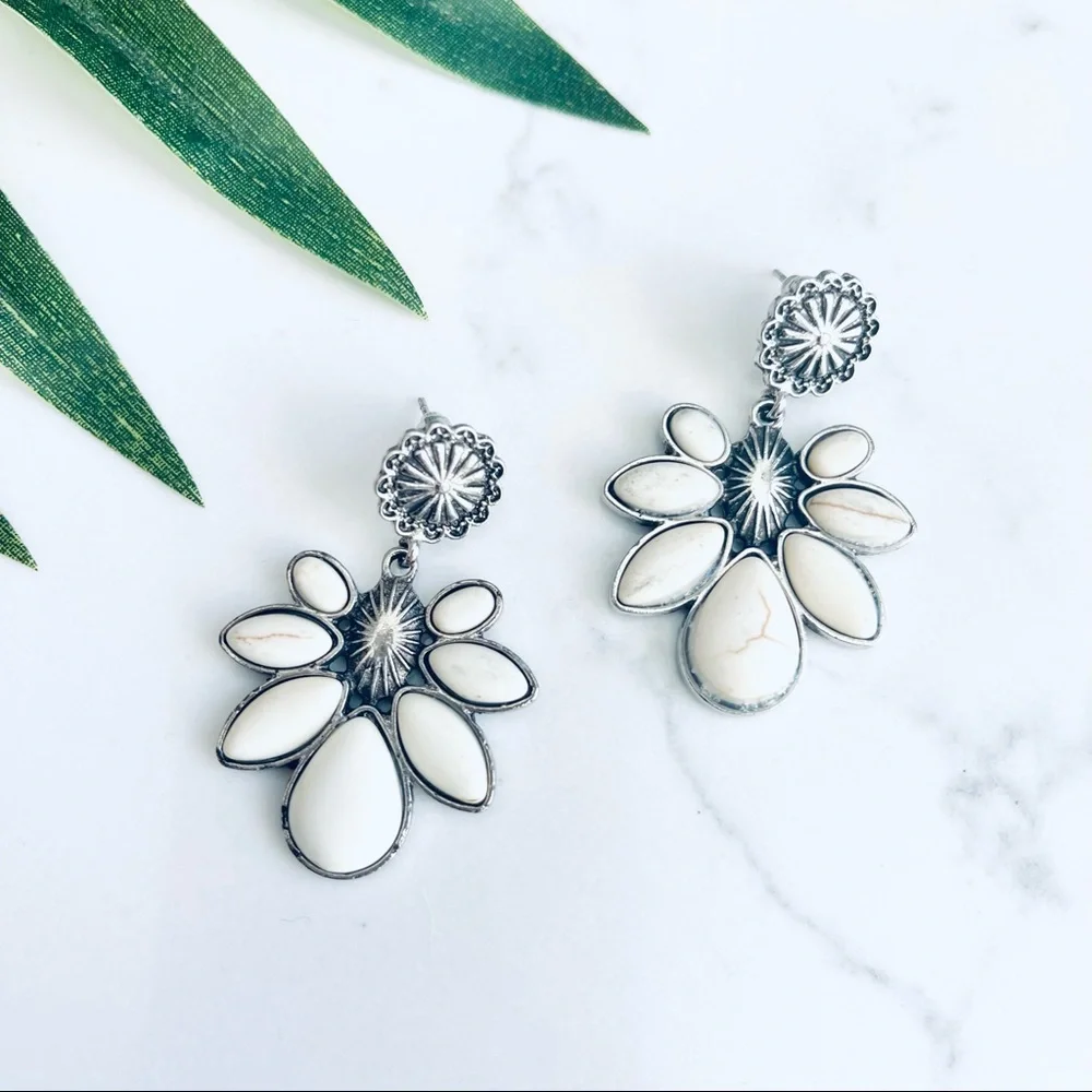 2/$30 🌵 Squash Blossom Dangle Earrings in Ivory & Silver Southwestern Cowgirl - Picture 1 of 4